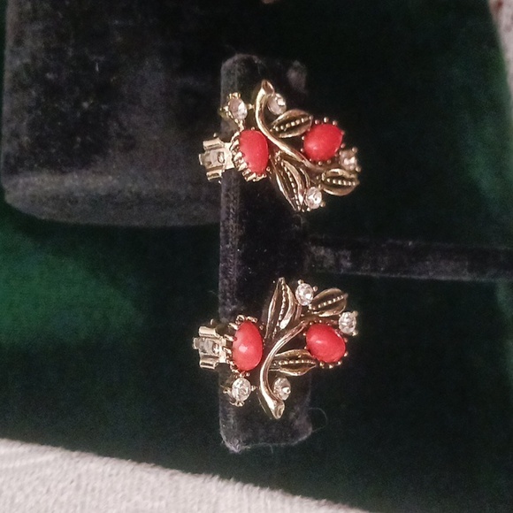 Earrings = Lisner   Bracelet = Lisner  Necklace = Kramer? 3 Piece Jewelry Set - Picture 3 of 8